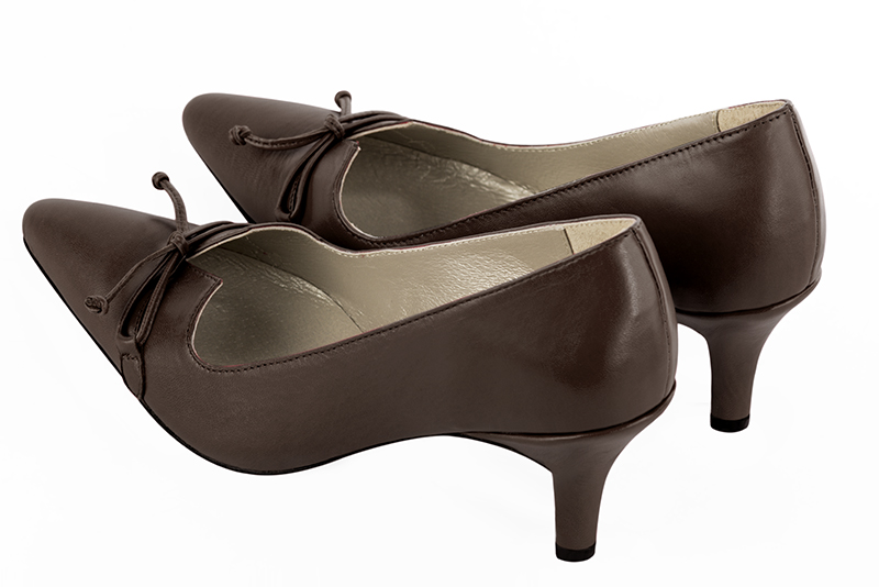 Dark brown women's dress pumps, with a knot on the front. Tapered toe. Medium slim heel. Rear view - Florence KOOIJMAN